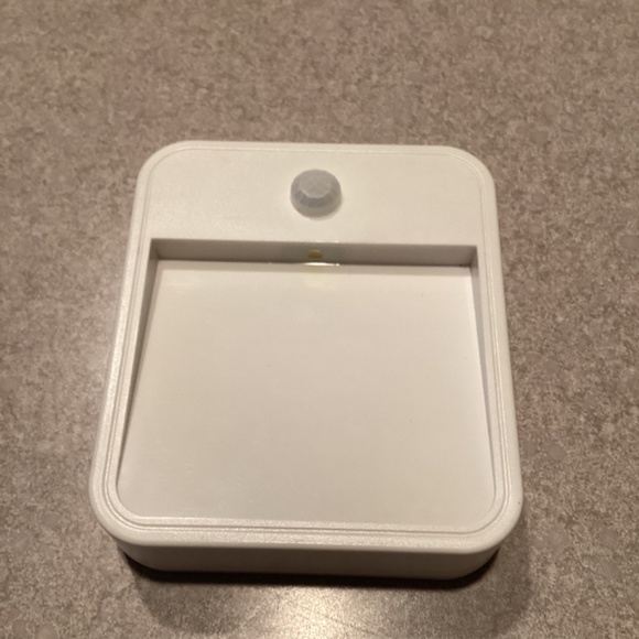 $6 Bundled * Beams MB720 Wireless Battery Powered Motion Sensing Nightlight - Picture 5 of 9